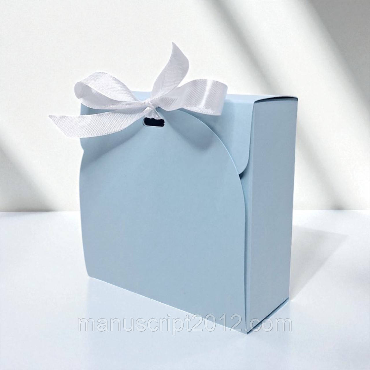 Коробка подарункова зі стрічкою (115х115х50мм.) ніжно-блакитна