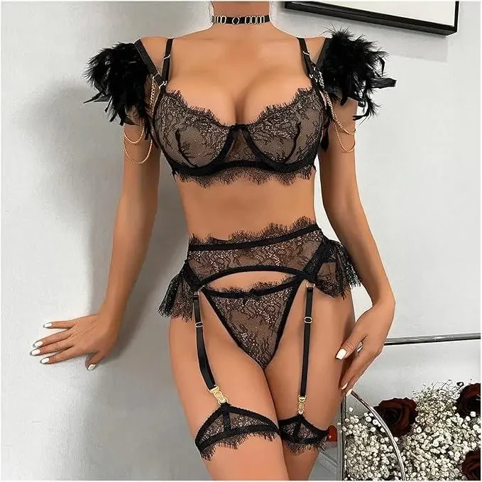 Мереживний жіночий комплект у чорному кольорі з поясом для панчох та підв'язками на ноги