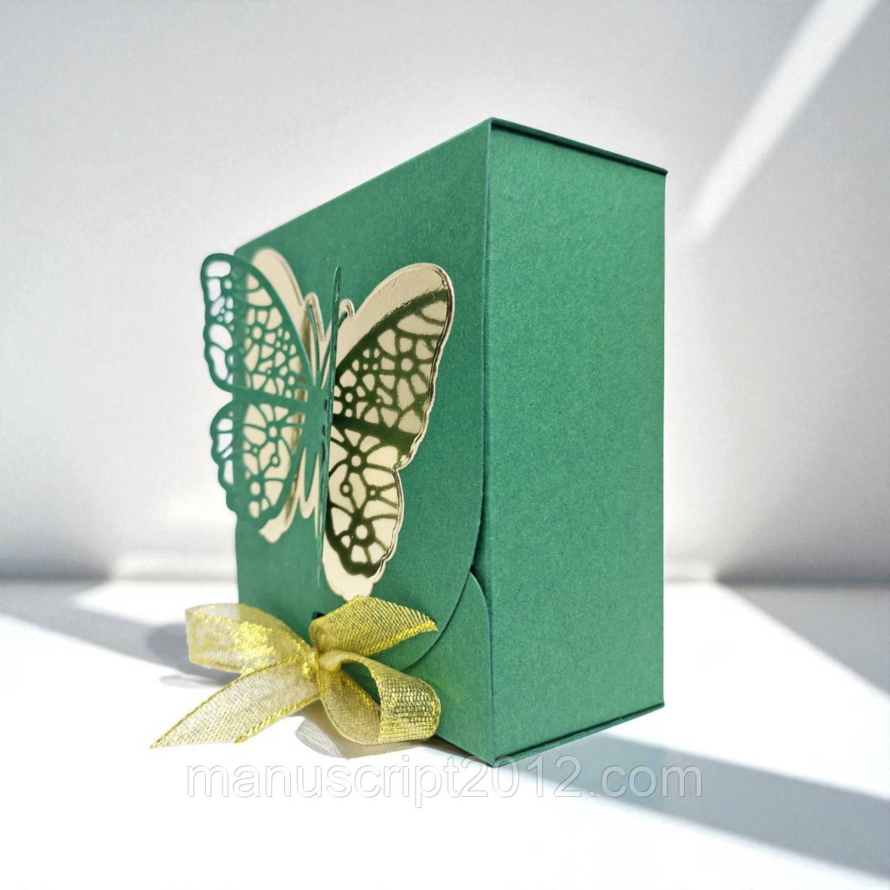 Коробка подарункова зі стрічкою (115х115х50мм.) зелена з золотим метеликом
