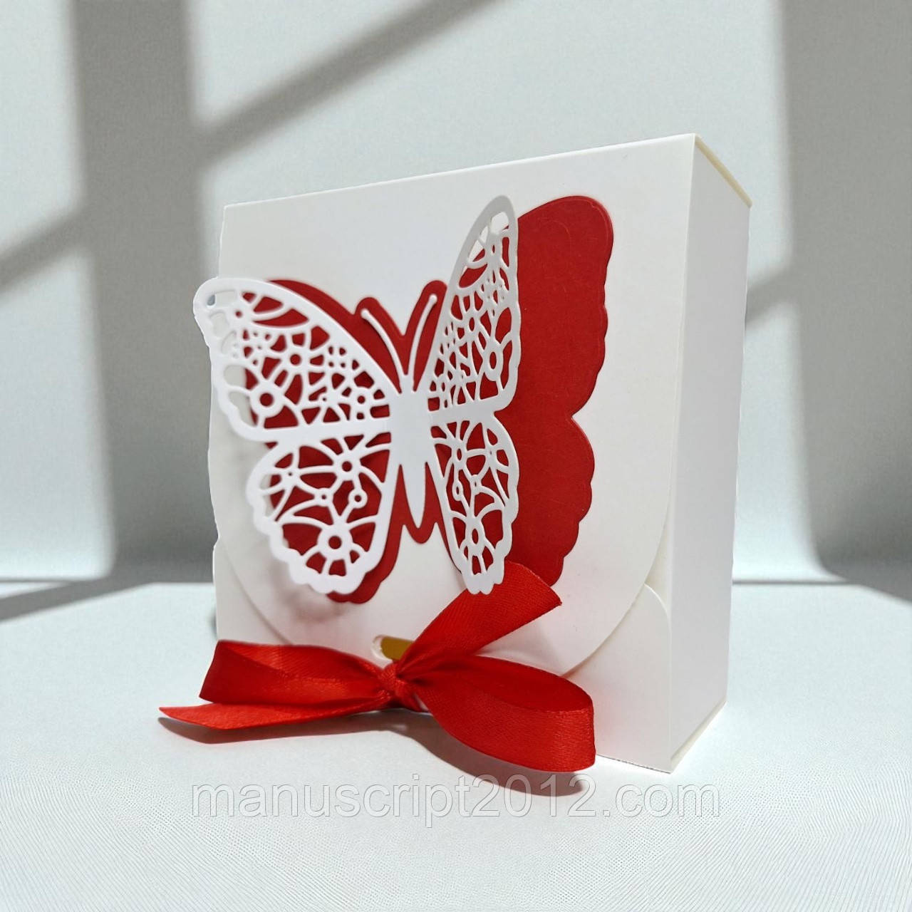 Коробка подарункова зі стрічкою (115х115х50мм.) біла з червоним метеликом