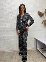 Яскрава легка шовкова жіноча піжама рубашка та штани бузкового кольору