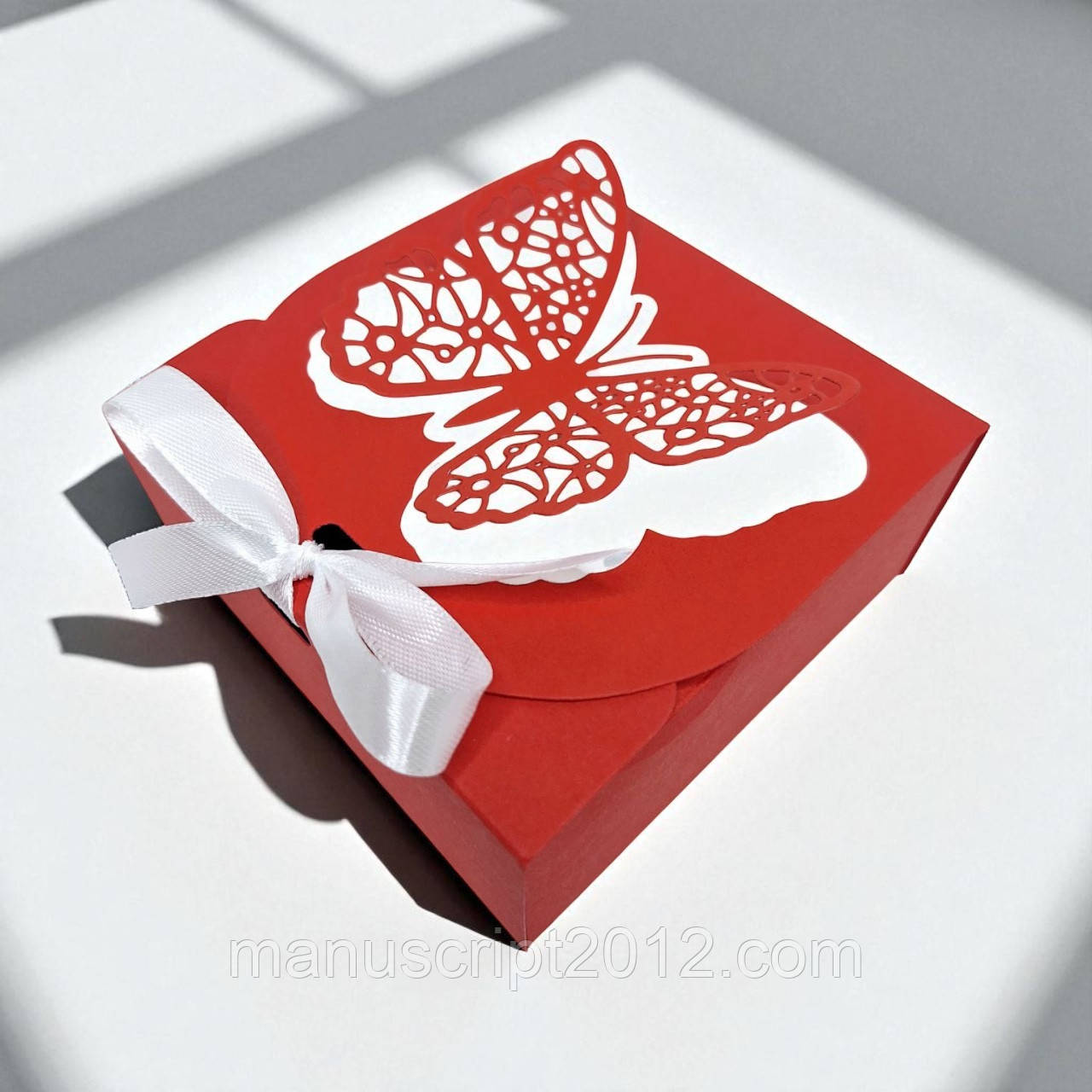 Коробка подарункова зі стрічкою (115х115х50мм.) червона з білим метеликом