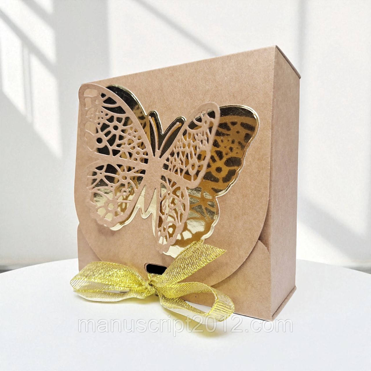 Коробка подарункова зі стрічкою (115х115х50мм.) крафт з золотим метеликом