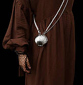 Вечірня металева міні сумка аксесуар "Мушля" ракушка з перлинним ремінцем - срібляста