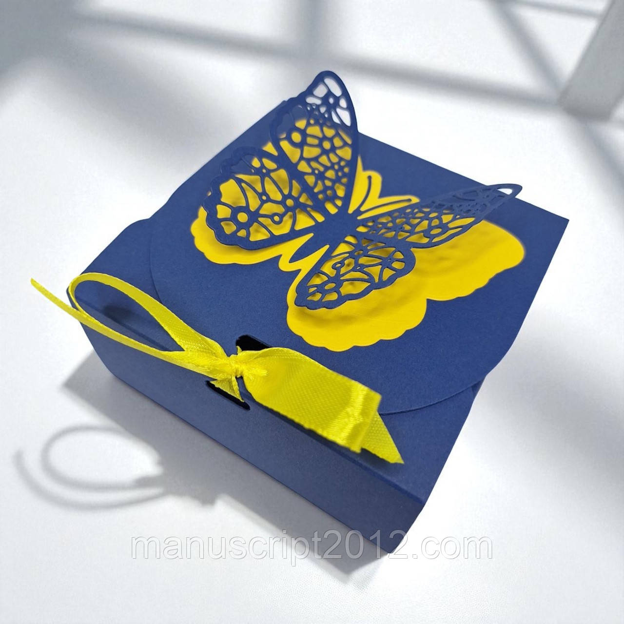 Коробка подарункова зі стрічкою (115х115х50мм.) синя з жовтим метеликом