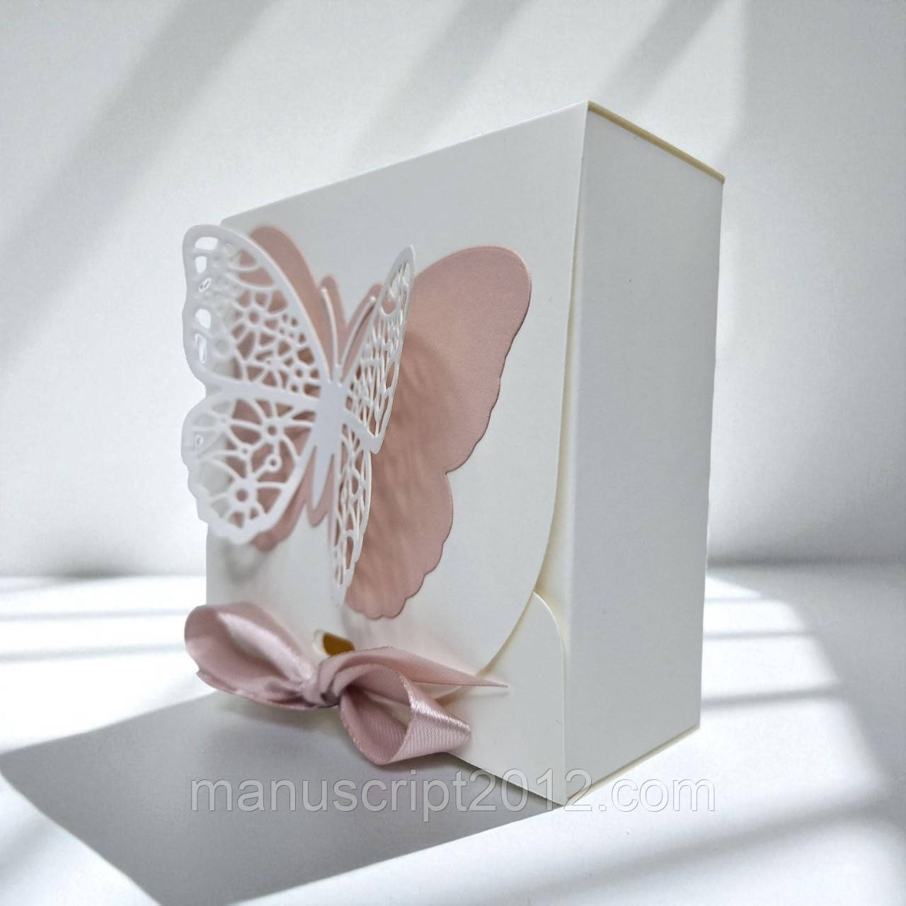 Коробка подарункова зі стрічкою (115х115х50мм.) біла з пудровим метеликом