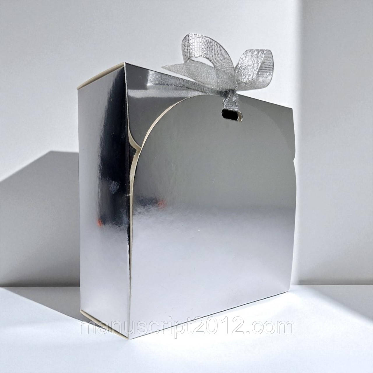 Коробка подарункова зі стрічкою (115х115х50мм.) срібна