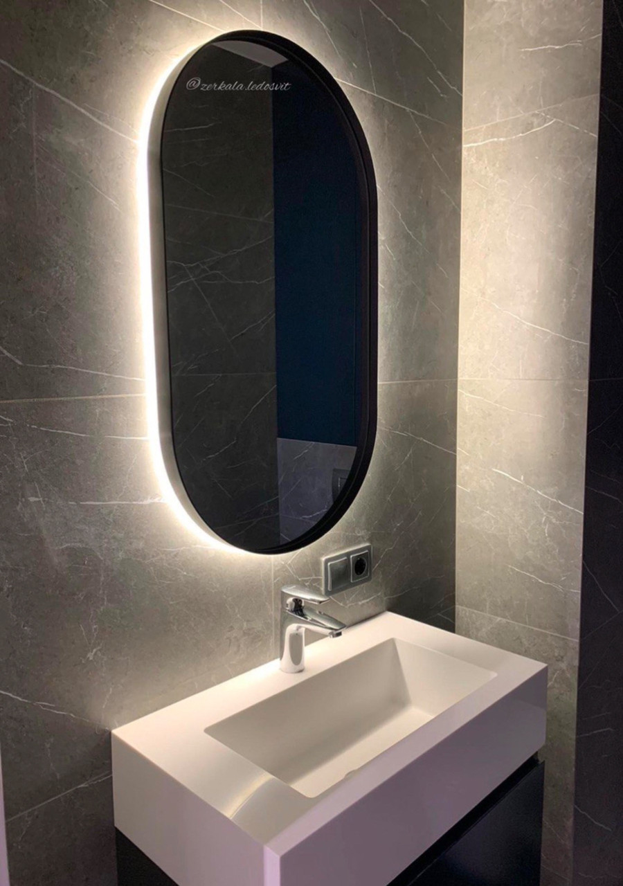 Дзеркало в металевій рамі з фоновим підсвічуванням