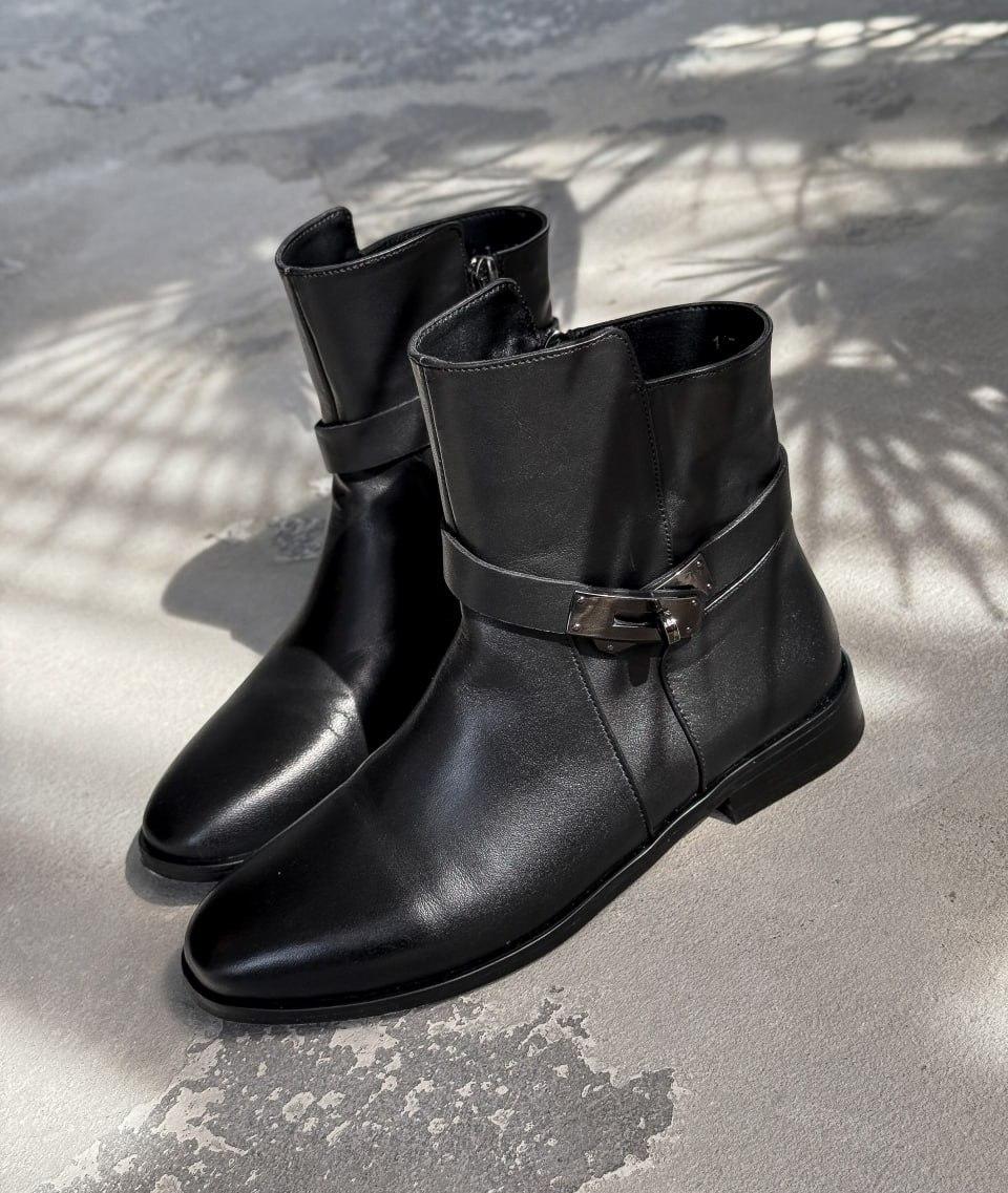 Жіночі шкіряні демісезонні черевики з широким верхом і ремінцем чорні натуральна шкіра