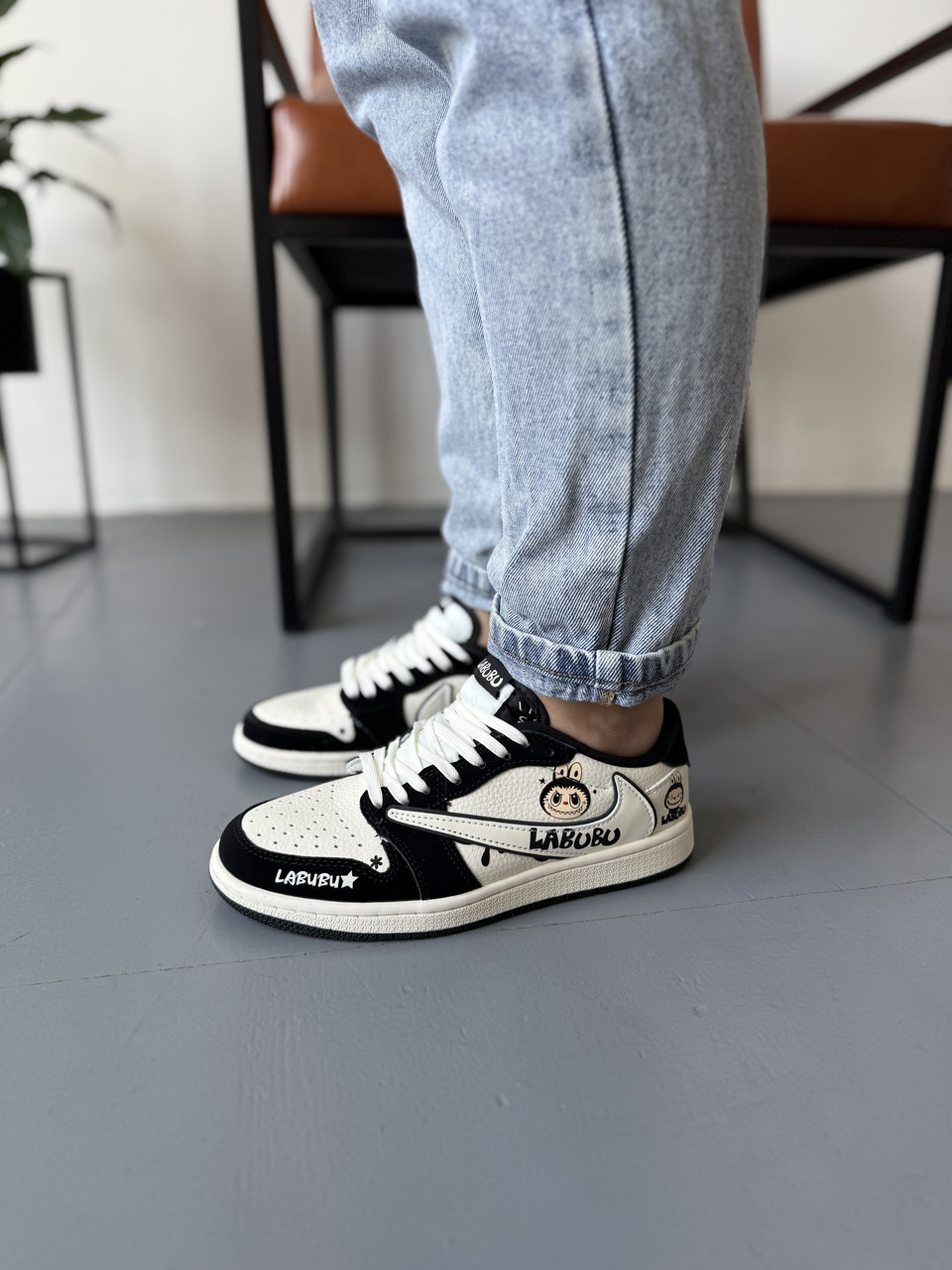 1 low Travis Scott x Labubu Black Beige, фото 1