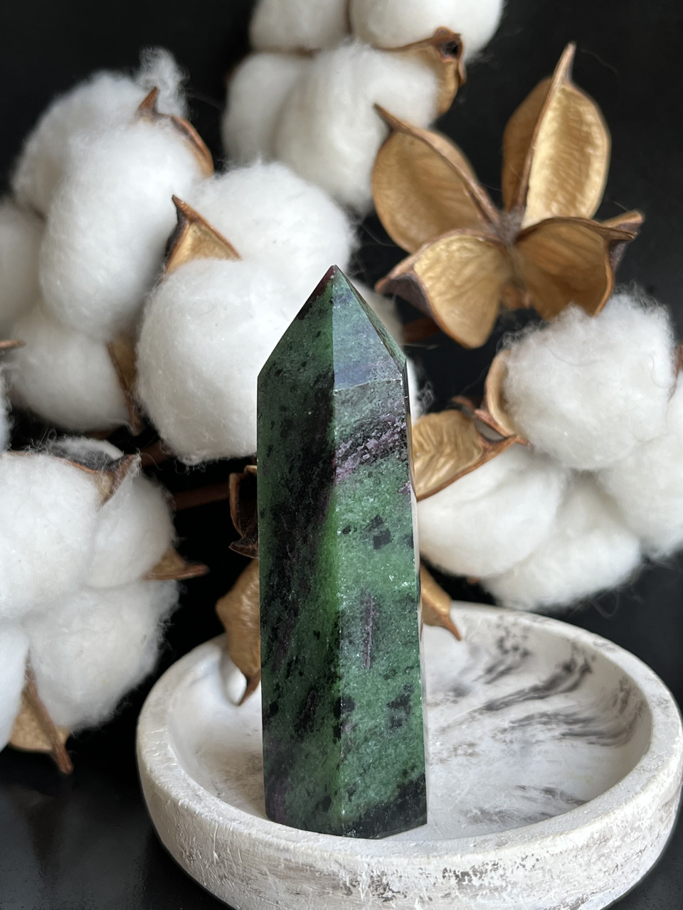 Рубін в цоїзиті натуральний обеліск кристал рубін камінь цоїзит олівець. 91 мм, фото 1