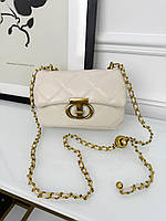 Сумочка через плече на довгому декоративному ланцюжку молочний Є