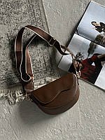 Сумка в стилі багет крос боді на широкому ременці коричневий Є