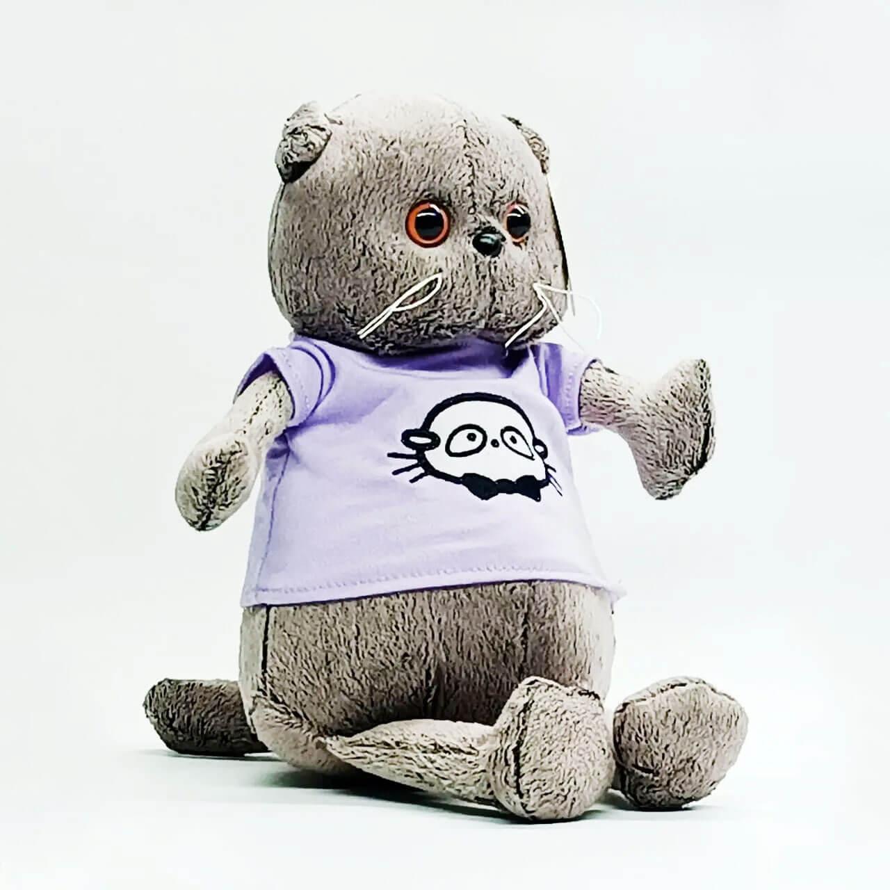 М’яка іграшка Котик Басик сірий 30 см у фіолетовій футболці — плюшевий котик M47440, фото 1