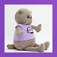 М’яка іграшка Котик Басик сірий 30 см у фіолетовій футболці — плюшевий котик M47440, фото 2