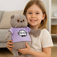 М’яка іграшка Котик Басик сірий 30 см у фіолетовій футболці — плюшевий котик M47440, фото 6