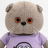 М’яка іграшка Котик Басик сірий 30 см у фіолетовій футболці — плюшевий котик M47440, фото 3