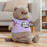 М’яка іграшка Котик Басик сірий 30 см у фіолетовій футболці — плюшевий котик M47440, фото 5