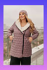 Жіноча стьобана куртка з хутром, подовжена, пудра, з косою блискавкою