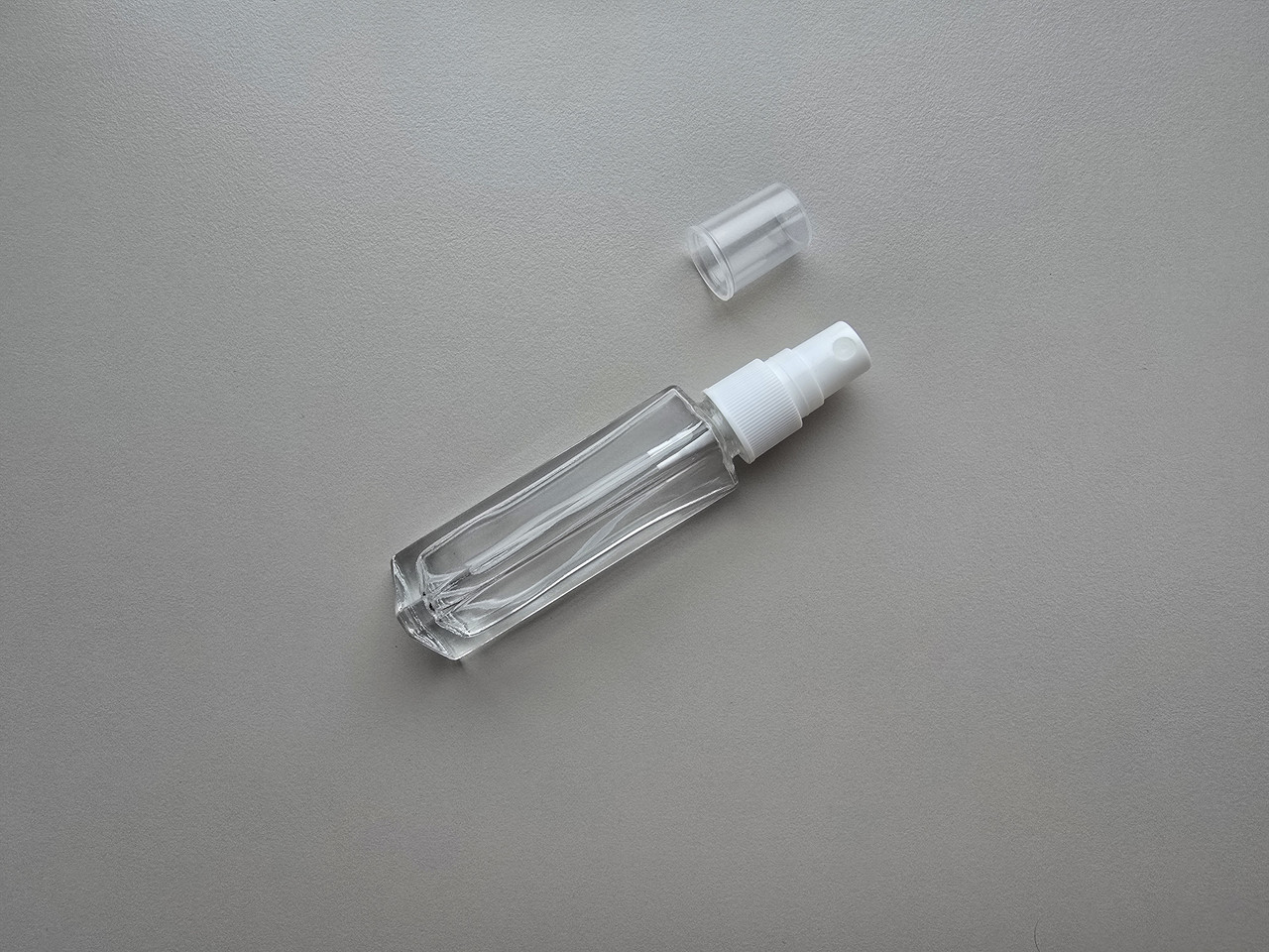 20 - 22 мл Трикутний скляний прозорий флакон з пластиковим білим розпилювачем, спреєм 18/415, атомайзер