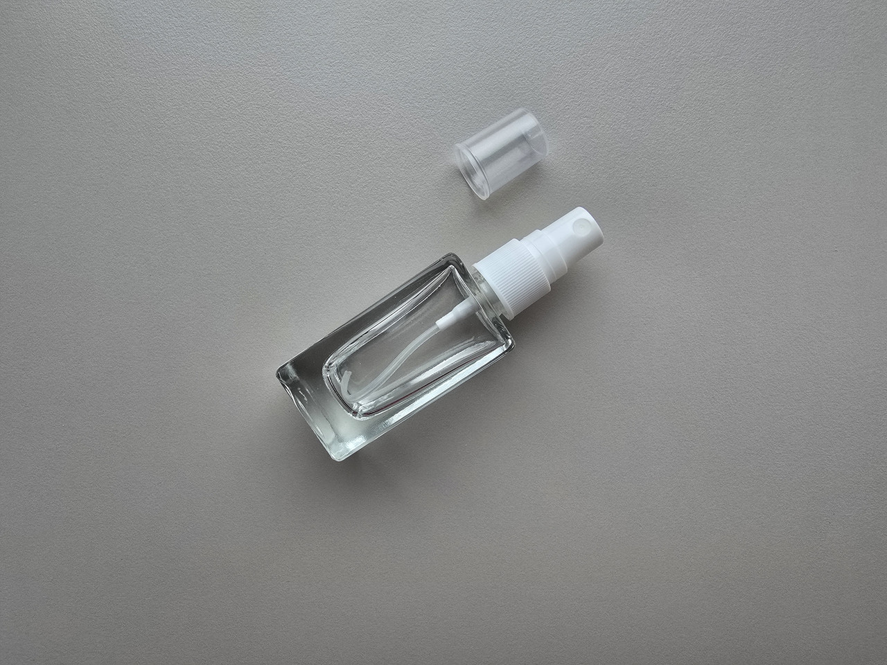 30 - 32 мл Квадрат скляний прозорий флакон з пластиковим білим спреєм, пляшка, атомайзер