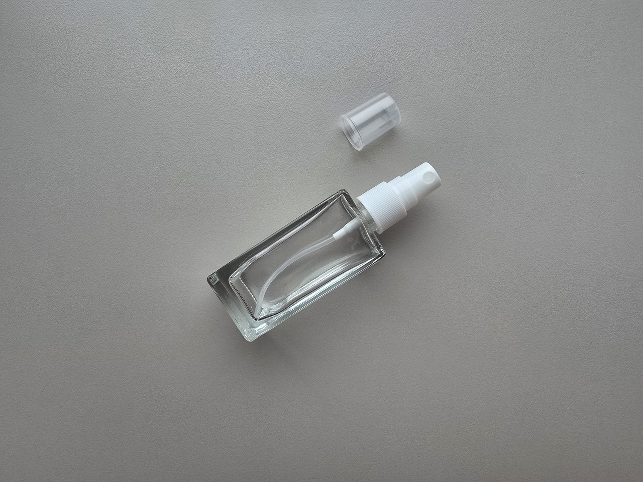 50 - 52 мл Квадрат скляний прозорий флакон з пластиковим білим розпилювачем, спреєм 18/410, пляшка