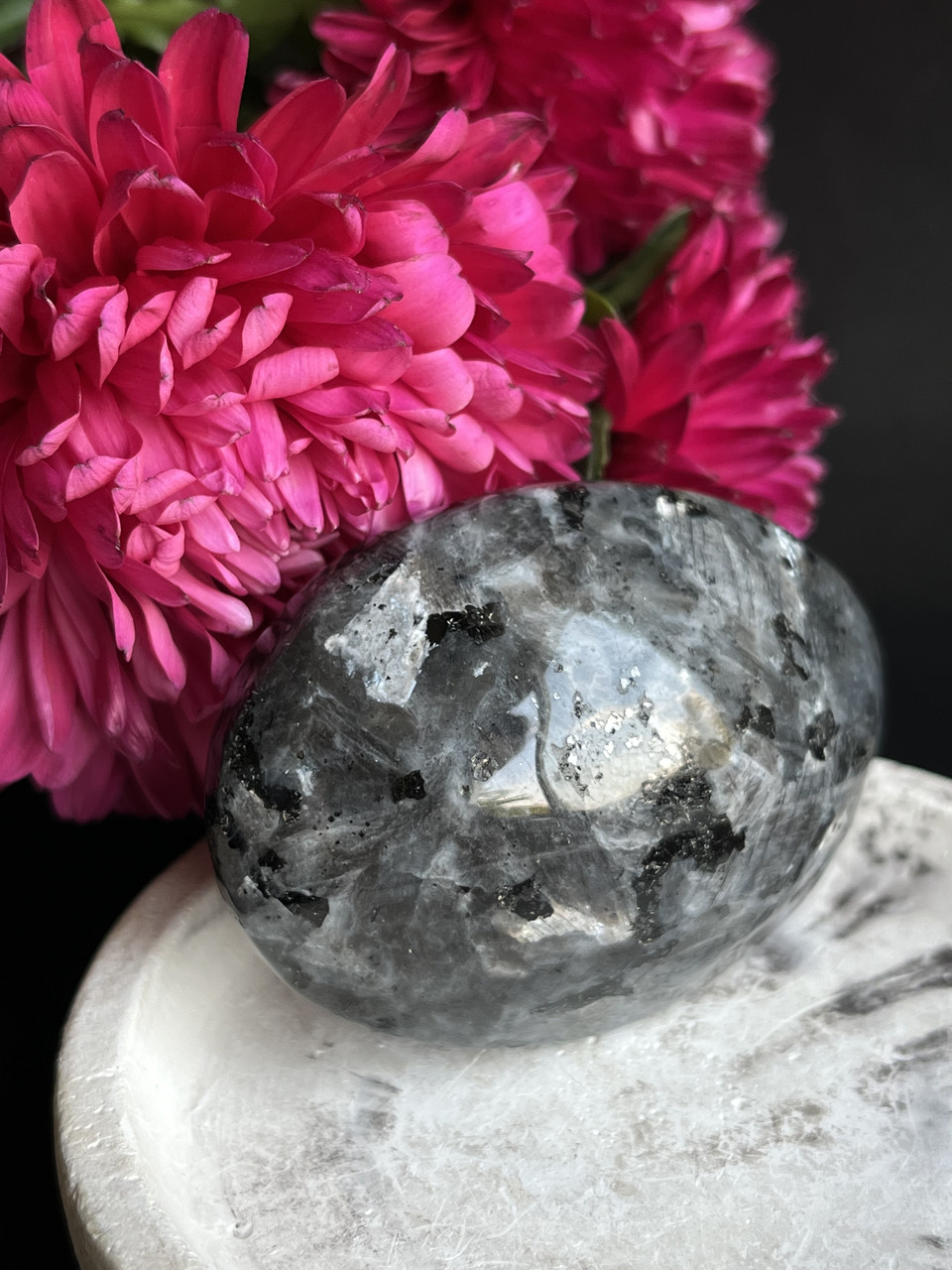 Натуральний ларвікіт мінерал камінь ларвікіт палм овал.56*42*29 мм, фото 1