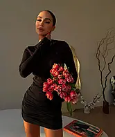 Праздничное короткое женское платье с розой на рукавах (черное, белое, розовое, бордовое)