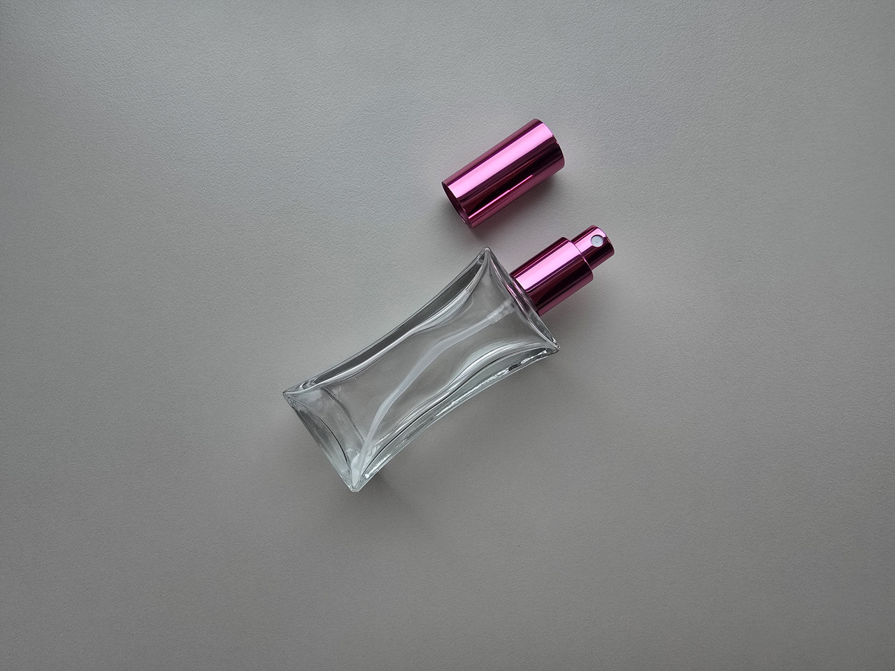 100 мл Квадрат прозорий скляний флакон з металевим розпилювачем, спреєм 18/410 для парфумів