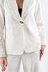 Костюм брючний з декоративним ґудзиком білий 40510 (2000000153513), фото 5