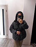 Жіноча куртка з куліскою на талії з капюшоном холофайбер — стильна куртка осінь-зима (розміри S, M, L, XL), фото 2