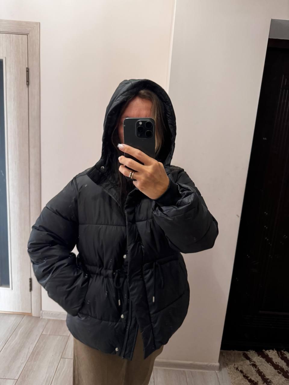 Жіноча куртка з куліскою на талії з капюшоном холофайбер — стильна куртка осінь-зима (розміри S, M, L, XL), фото 1