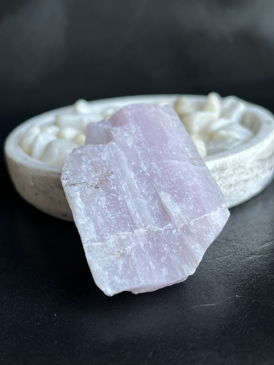 Кунцит натуральний необроблений камінь мінерал. 58*35*10 мм., фото 1