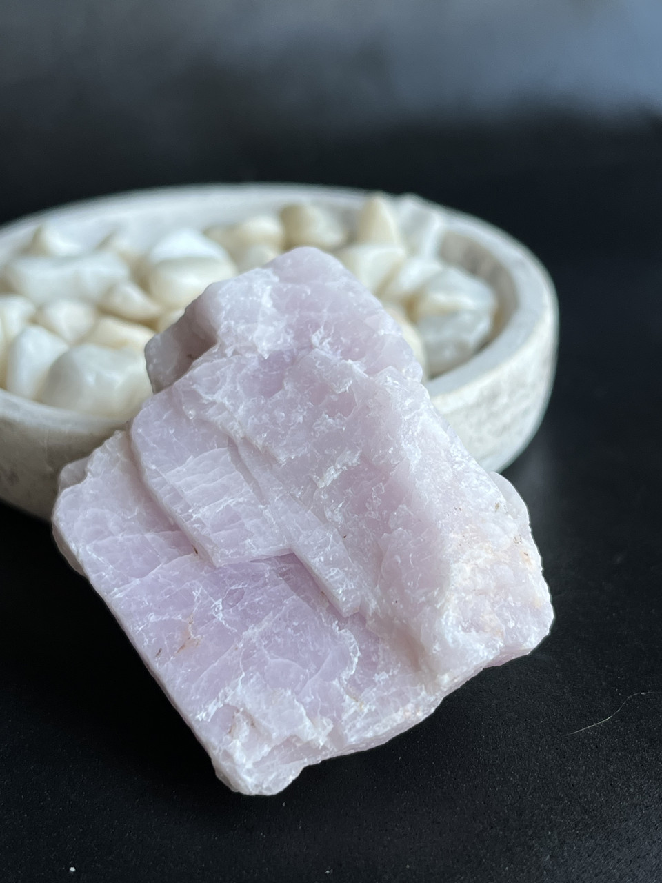 Кунцит натуральний необроблений камінь мінерал. 54*39*22 мм., фото 1