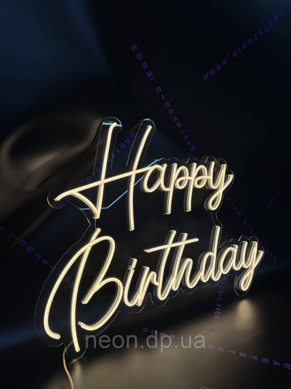 Неонова вивіска "Happy Birthday"