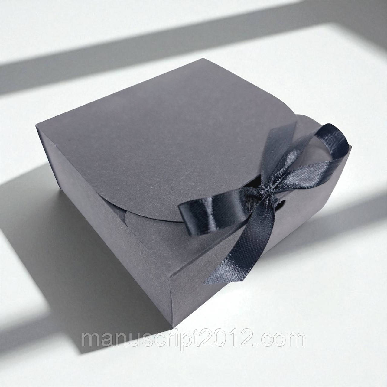 Коробка подарункова зі стрічкою (115х115х50мм.) чорна