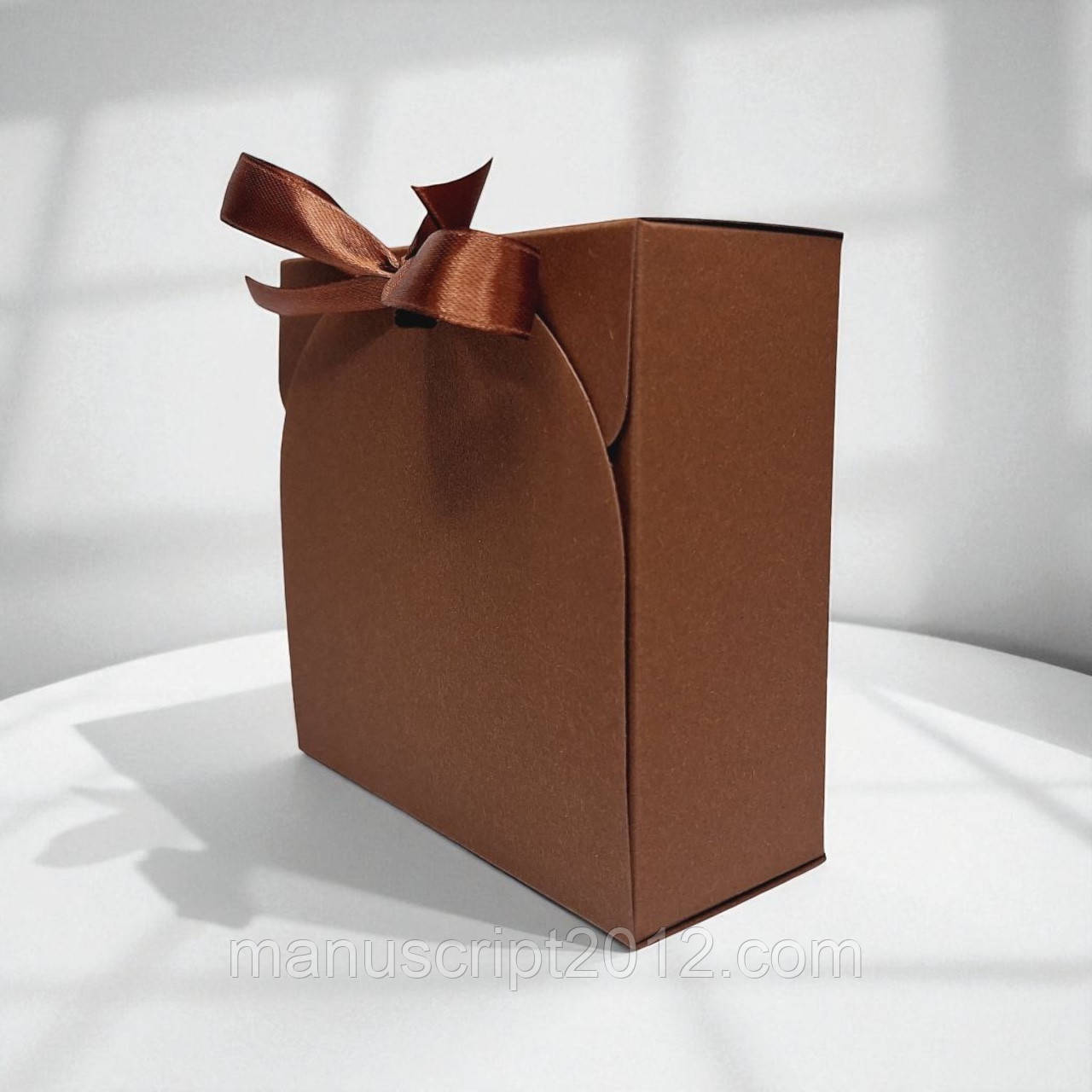 Коробка подарункова зі стрічкою (115х115х50мм.) коричнева