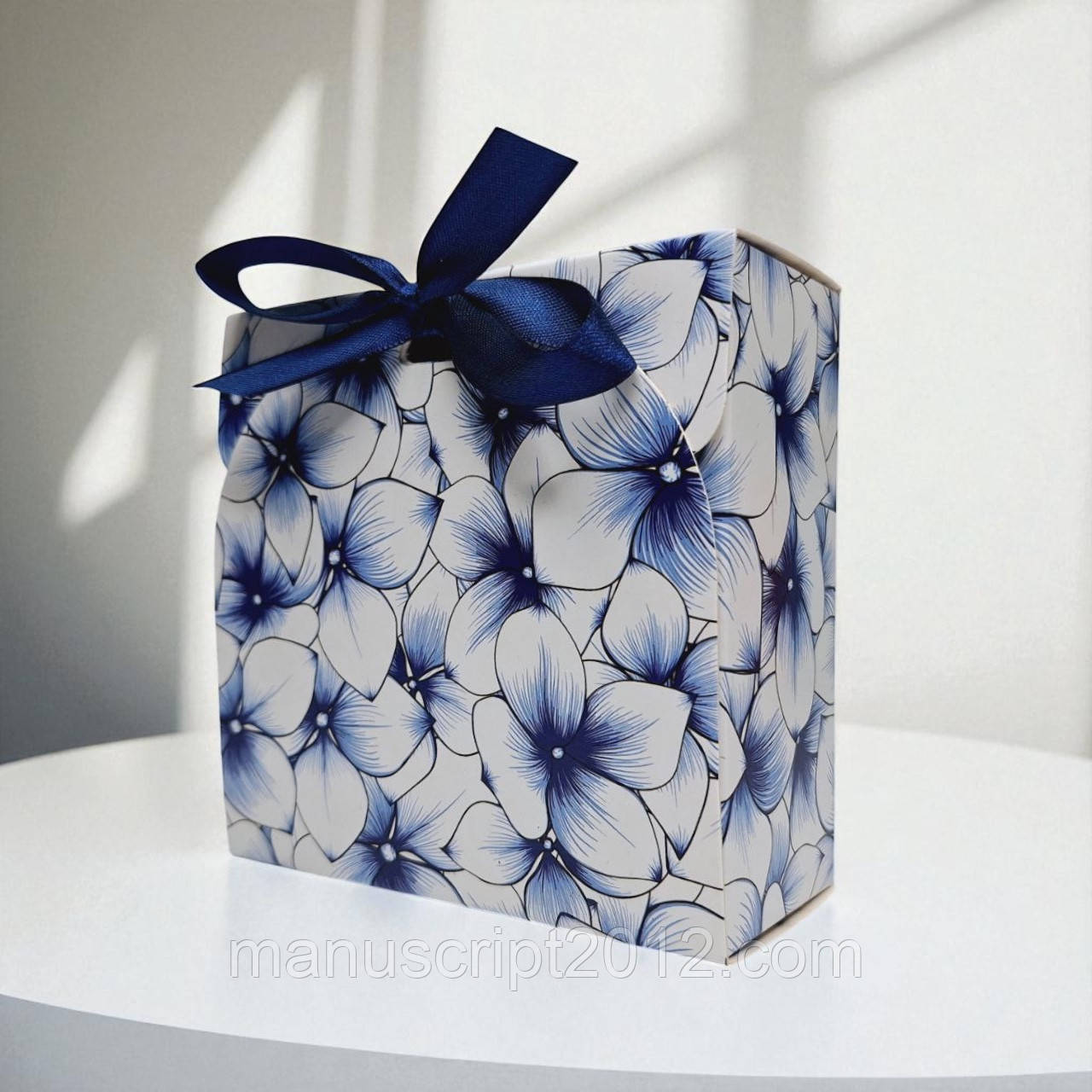 Коробка подарункова зі стрічкою (115х115х50мм.) "Сині квіти"