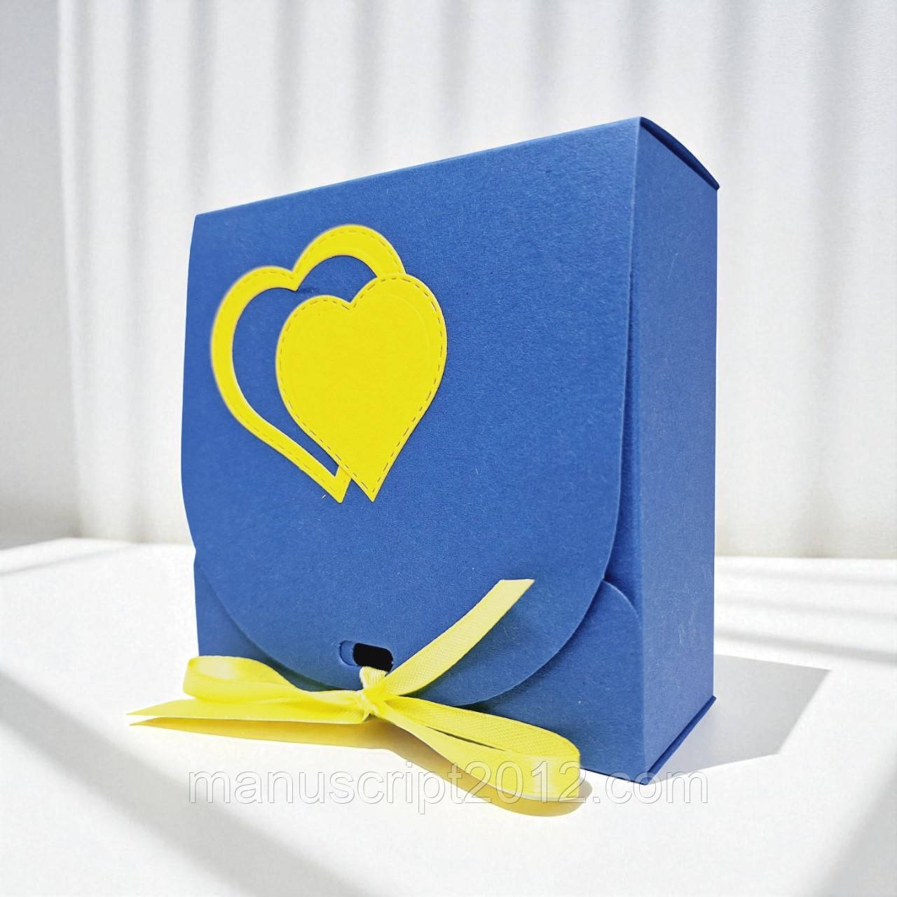 Коробка подарункова зі стрічкою (115х115х50мм.) синя з жовтими сердечками