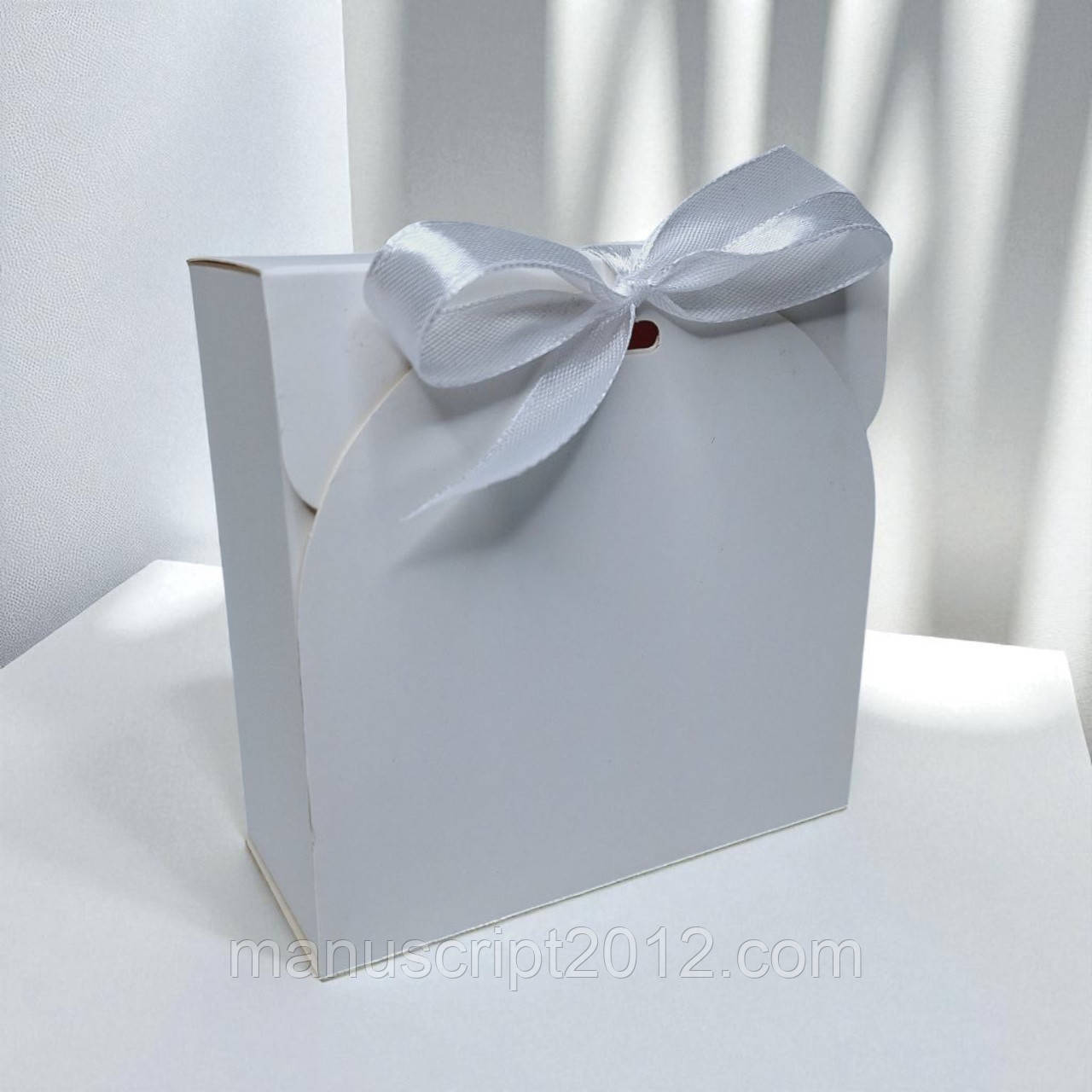 Коробка подарункова зі стрічкою (115х115х50мм.) біла