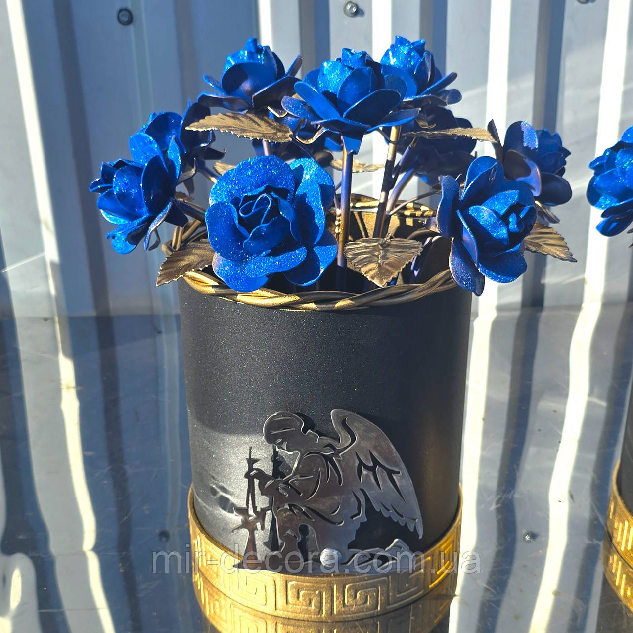 Кована ваза , букет воїну, ваза Герою України, ваза на Алею Слави.