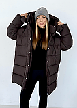 Жіночий подовжений пуховик шоколадного кольору Максі з капюшоном та кишенями на магнітах, фото 4
