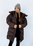 Жіночий подовжений пуховик шоколадного кольору Максі з капюшоном та кишенями на магнітах, фото 5