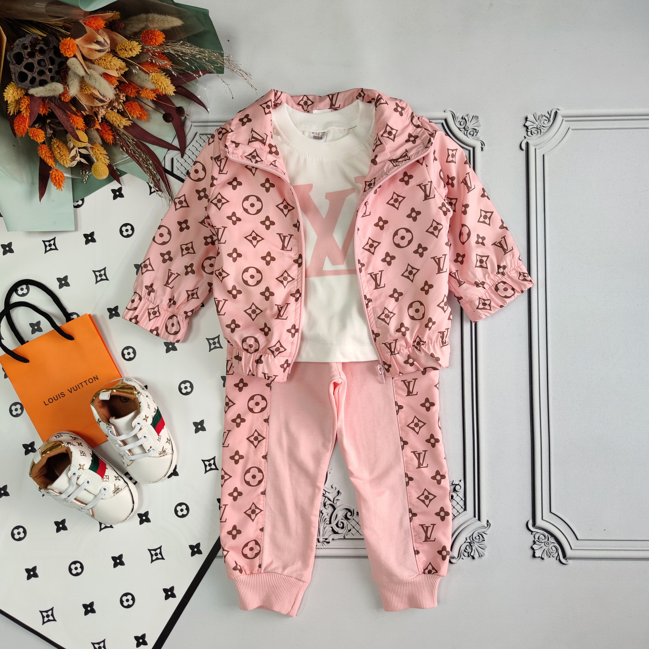 Дитячий рожевий костюм з вітрівкою Louis Vuitton для дівчинки, комплект три предмети