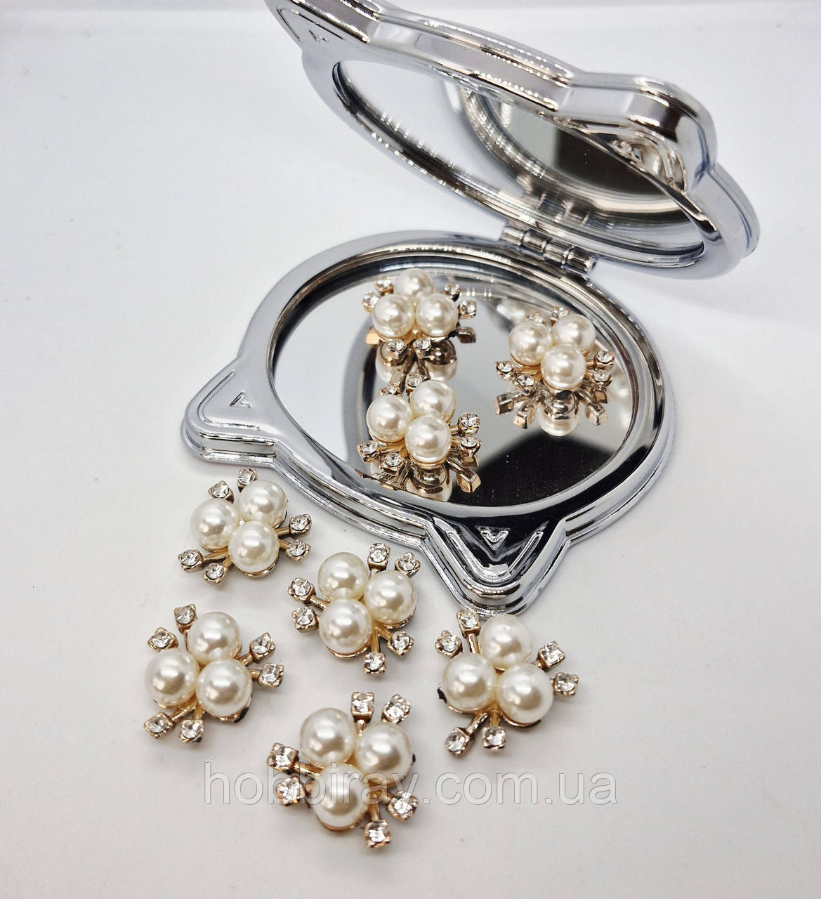 Кабашон, середина ПЛАСТИКОВА основа "Три перліні". 2,2 см. 1 шт. Колір білий в золоті., фото 1