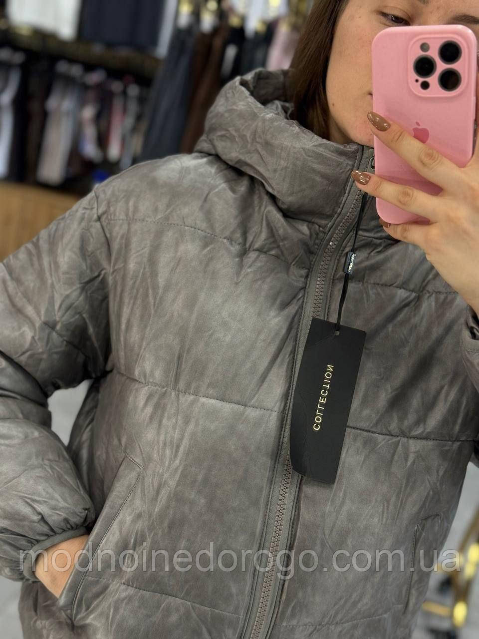 Жіноча коротка осіння/зимова стьобана, дута, тепла, оверсайз куртка, з капюшоном, на блискавці, з підкладкою - фото 1 - id-p1996992742