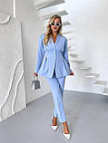 Блакитний жіночий костюм: обтислі штани та приталений піджак, фото 4