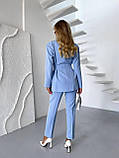 Блакитний жіночий костюм: обтислі штани та приталений піджак, фото 8