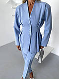 Блакитний жіночий костюм: обтислі штани та приталений піджак, фото 6