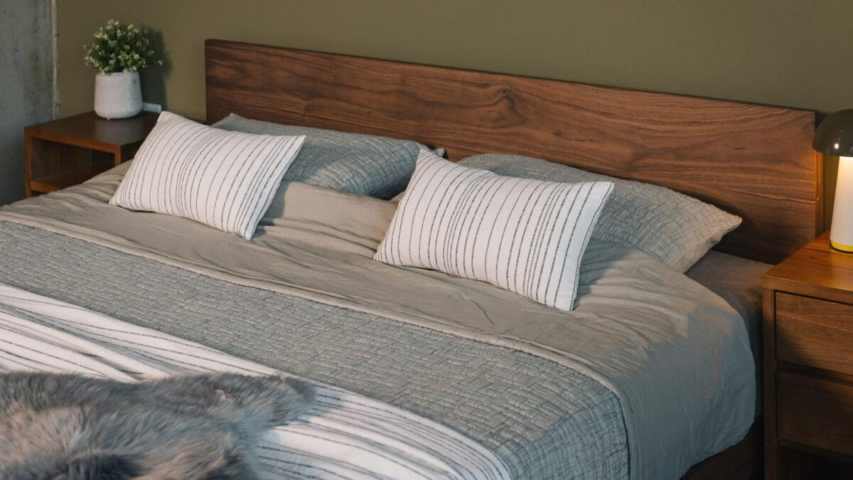 walnut_superking_sonora_w__grey_bedding_1200x675.jpg